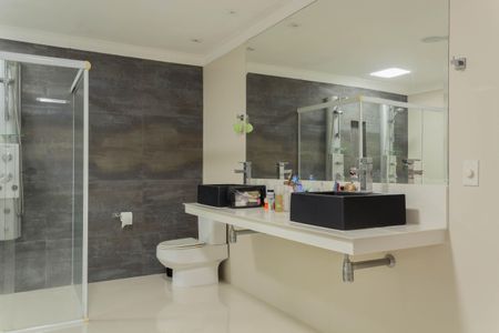 Casa à venda com 399m², 4 quartos e 6 vagas Casa à venda com 399m², 4 quartos e 6 vagasBanheiro da Suíte 4