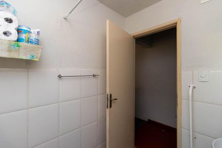 Casa à venda com 244m², 5 quartos e 4 vagas Casa à venda com 244m², 5 quartos e 4 vagasBanheiro 2