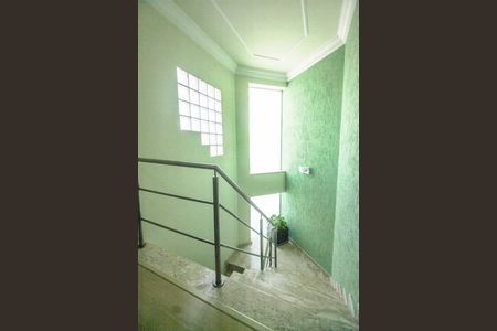 Casa à venda com 280m², 3 quartos e 4 vagas Casa à venda com 280m², 3 quartos e 4 vagasEscada