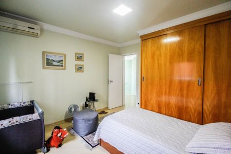 Casa à venda com 280m², 3 quartos e 4 vagas Casa à venda com 280m², 3 quartos e 4 vagasQuarto 2