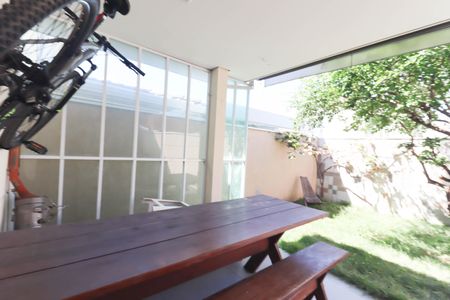 Casa de condomínio à venda com 125m², 3 quartos e 2 vagasQuintal