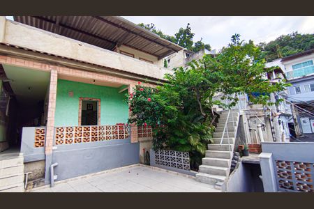 Casa à venda com 205m², 2 quartos e 1 vaga Casa à venda com 205m², 2 quartos e 1 vagaVaranda