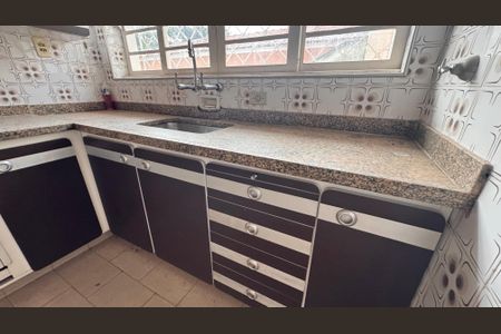 Casa à venda com 252m², 3 quartos e 4 vagas Casa à venda com 252m², 3 quartos e 4 vagasCozinha - Armários