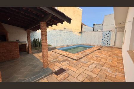 Casa à venda com 252m², 3 quartos e 4 vagas Casa à venda com 252m², 3 quartos e 4 vagasPiscina
