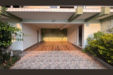 Casa à venda com 252m², 3 quartos e 4 vagas Casa à venda com 252m², 3 quartos e 4 vagasGaragem