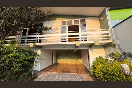 Casa à venda com 252m², 3 quartos e 4 vagas Casa à venda com 252m², 3 quartos e 4 vagasFachada