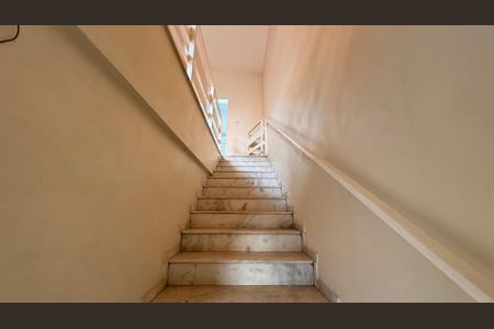 Casa à venda com 252m², 3 quartos e 4 vagas Casa à venda com 252m², 3 quartos e 4 vagasEscada