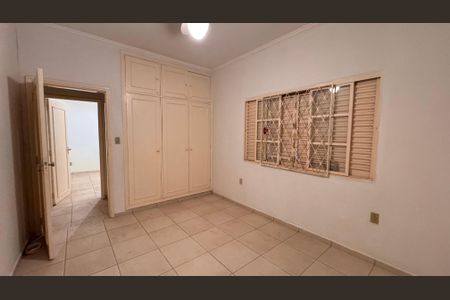 Casa à venda com 252m², 3 quartos e 4 vagas Casa à venda com 252m², 3 quartos e 4 vagasQuarto 2