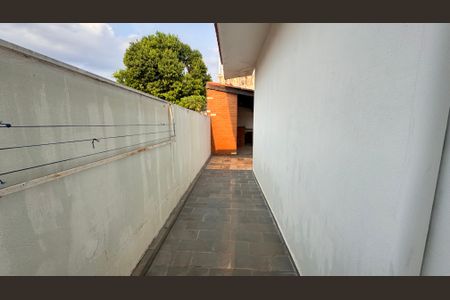 Casa à venda com 252m², 3 quartos e 4 vagas Casa à venda com 252m², 3 quartos e 4 vagasCorredor Lateral