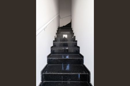 Casa de condomínio à venda com 118m², 2 quartos e 2 vagas Casa de condomínio à venda com 118m², 2 quartos e 2 vagasEscada