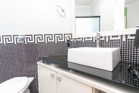 Casa à venda com 326m², 4 quartos e 2 vagasBanheiro Suíte 2