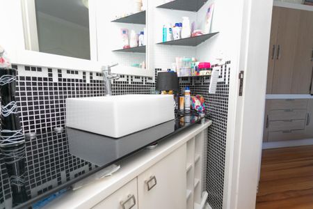 Casa à venda com 326m², 4 quartos e 2 vagasBanheiro Suíte 2