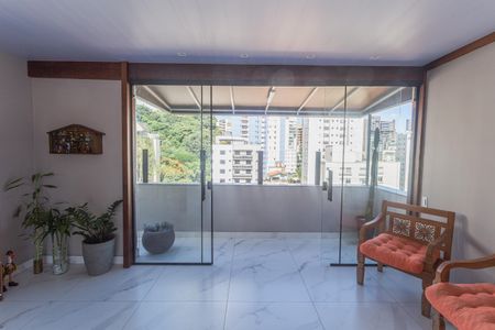 Apartamento à venda com 300m², 4 quartos e 2 vagasVaranda da Cobertura Linear
