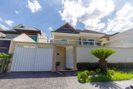 Casa de condomínio à venda com 400m², 3 quartos e 2 vagas Casa de condomínio à venda com 400m², 3 quartos e 2 vagasFachada