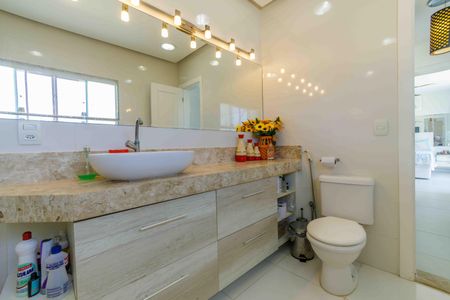 Casa de condomínio à venda com 400m², 3 quartos e 2 vagas Casa de condomínio à venda com 400m², 3 quartos e 2 vagasBanheiro da Suíte 2