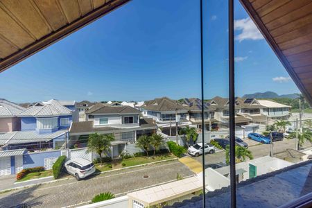 Casa de condomínio à venda com 400m², 3 quartos e 2 vagas Casa de condomínio à venda com 400m², 3 quartos e 2 vagasSótão Janela