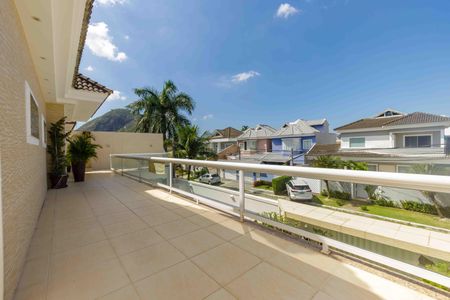 Casa de condomínio à venda com 400m², 3 quartos e 2 vagas Casa de condomínio à venda com 400m², 3 quartos e 2 vagasVaranda