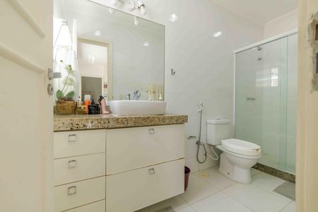 Casa de condomínio à venda com 400m², 3 quartos e 2 vagas Casa de condomínio à venda com 400m², 3 quartos e 2 vagasBanheiro da Suíte 3