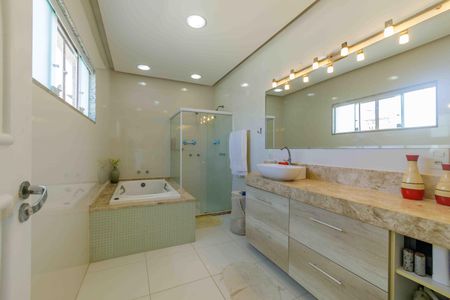 Casa de condomínio à venda com 400m², 3 quartos e 2 vagas Casa de condomínio à venda com 400m², 3 quartos e 2 vagasBanheiro da Suíte 2