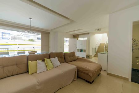 Casa de condomínio à venda com 400m², 3 quartos e 2 vagas Casa de condomínio à venda com 400m², 3 quartos e 2 vagasSala