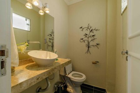 Casa de condomínio à venda com 400m², 3 quartos e 2 vagas Casa de condomínio à venda com 400m², 3 quartos e 2 vagasLavabo 1