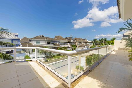 Casa de condomínio à venda com 400m², 3 quartos e 2 vagas Casa de condomínio à venda com 400m², 3 quartos e 2 vagasVaranda