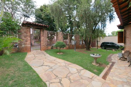 Casa à venda com 1100m², 5 quartos e 10 vagas Casa à venda com 1100m², 5 quartos e 10 vagasEntrada