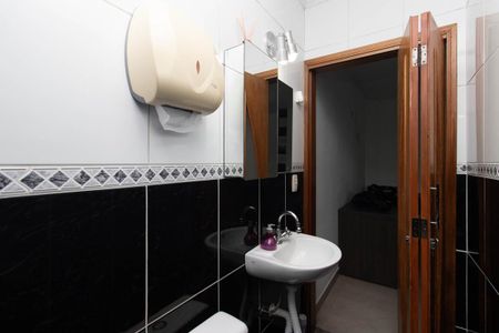 Casa para alugar com 500m², 6 quartos e 6 vagasBanheiro da Edícula