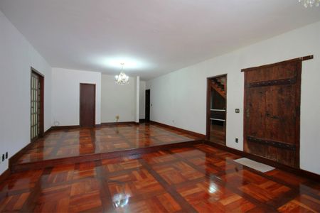 Casa à venda com 4500m², 5 quartos e 4 vagasSala