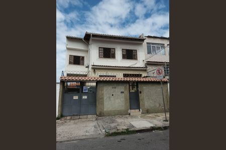 Casa à venda com 240m², 3 quartos e 2 vagas Casa à venda com 240m², 3 quartos e 2 vagasFachada