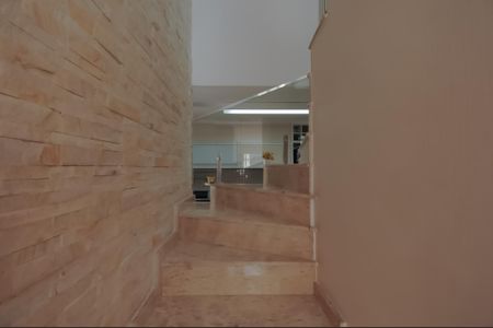 Apartamento à venda com 153m², 4 quartos e 2 vagas Apartamento à venda com 153m², 4 quartos e 2 vagasEscada