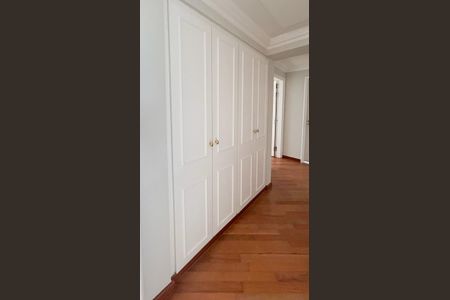 Apartamento à venda com 310m², 4 quartos e 4 vagas Apartamento à venda com 310m², 4 quartos e 4 vagasCorredor Acesso aos Dormitórios