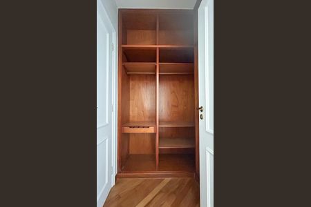 Apartamento à venda com 310m², 4 quartos e 4 vagas Apartamento à venda com 310m², 4 quartos e 4 vagasCloset Suíte 2