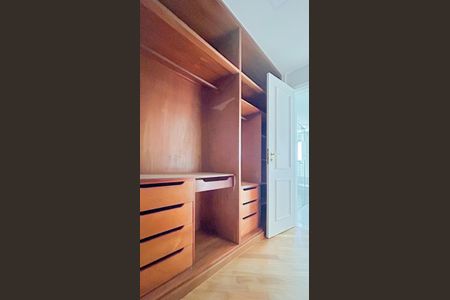 Apartamento à venda com 310m², 4 quartos e 4 vagas Apartamento à venda com 310m², 4 quartos e 4 vagasCloset Suíte 1