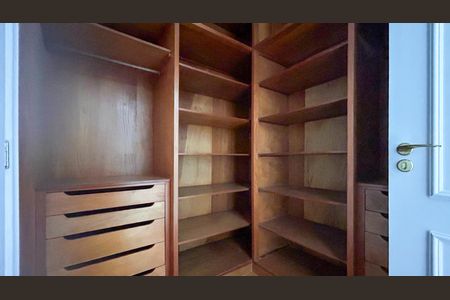 Apartamento à venda com 310m², 4 quartos e 4 vagas Apartamento à venda com 310m², 4 quartos e 4 vagasCloset Suíte 3