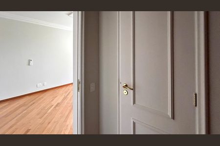 Apartamento à venda com 310m², 4 quartos e 4 vagas Apartamento à venda com 310m², 4 quartos e 4 vagasCloset Suíte 2