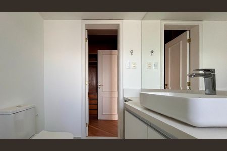 Apartamento à venda com 310m², 4 quartos e 4 vagas Apartamento à venda com 310m², 4 quartos e 4 vagasBanheiro Suíte 2