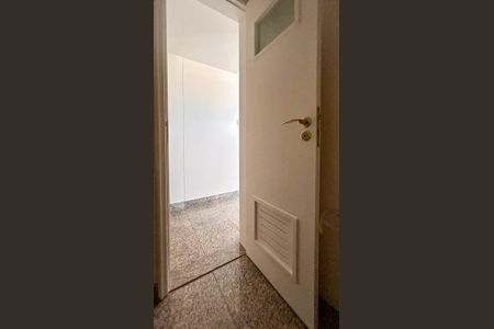 Apartamento à venda com 310m², 4 quartos e 4 vagas Apartamento à venda com 310m², 4 quartos e 4 vagasBanheiro de Serviço