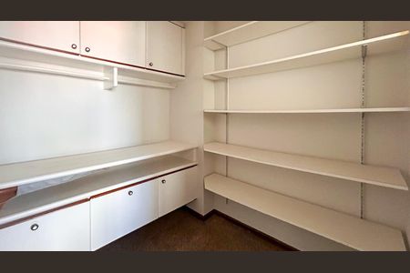 Apartamento à venda com 310m², 4 quartos e 4 vagas Apartamento à venda com 310m², 4 quartos e 4 vagasDespensa