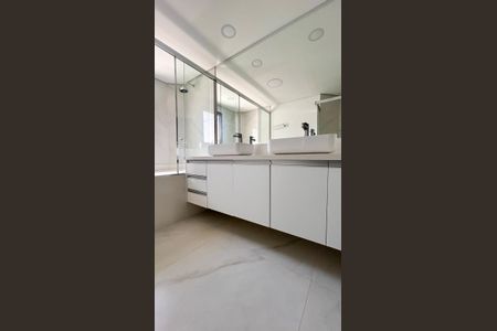 Apartamento à venda com 310m², 4 quartos e 4 vagas Apartamento à venda com 310m², 4 quartos e 4 vagasBanheiro Suíte 1