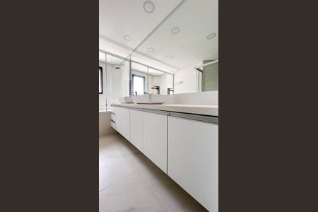 Apartamento à venda com 310m², 4 quartos e 4 vagas Apartamento à venda com 310m², 4 quartos e 4 vagasBanheiro Suíte 1