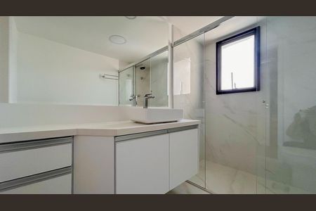 Apartamento à venda com 310m², 4 quartos e 4 vagas Apartamento à venda com 310m², 4 quartos e 4 vagasBanheiro Suíte 2