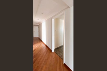 Apartamento à venda com 310m², 4 quartos e 4 vagas Apartamento à venda com 310m², 4 quartos e 4 vagasCorredor Acesso aos Dormitórios