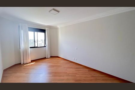 Apartamento à venda com 310m², 4 quartos e 4 vagas Apartamento à venda com 310m², 4 quartos e 4 vagasSuíte 3