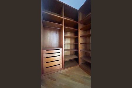 Apartamento à venda com 310m², 4 quartos e 4 vagas Apartamento à venda com 310m², 4 quartos e 4 vagasCloset Suíte 3