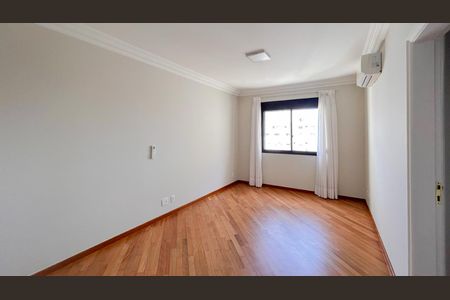 Apartamento à venda com 310m², 4 quartos e 4 vagas Apartamento à venda com 310m², 4 quartos e 4 vagasSuíte 2