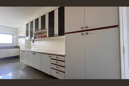 Apartamento à venda com 310m², 4 quartos e 4 vagas Apartamento à venda com 310m², 4 quartos e 4 vagasCozinha