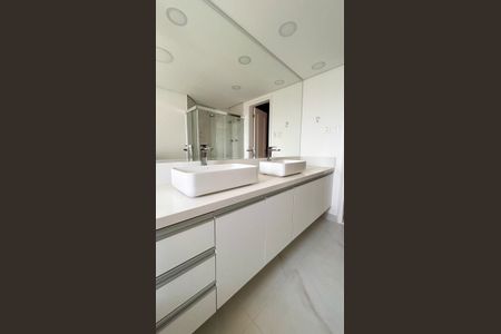 Apartamento à venda com 310m², 4 quartos e 4 vagas Apartamento à venda com 310m², 4 quartos e 4 vagasBanheiro Suíte 1