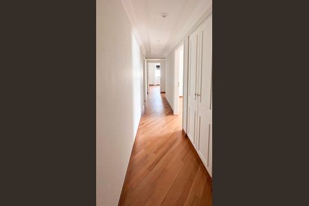 Apartamento à venda com 310m², 4 quartos e 4 vagas Apartamento à venda com 310m², 4 quartos e 4 vagasCorredor Acesso aos Dormitórios