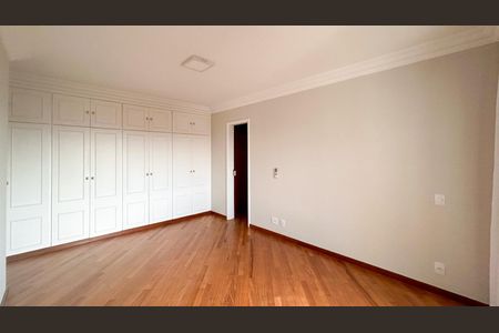 Apartamento à venda com 310m², 4 quartos e 4 vagas Apartamento à venda com 310m², 4 quartos e 4 vagasSuíte 1